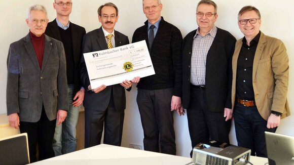 1.400 Euro für neue Medienausstattung: Lions Hilfswerk unterstützt Auferstehungskirche Kulmbach