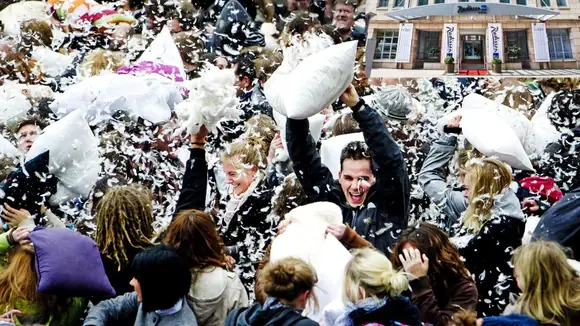 Hier fliegen die Federn: BLU Pillow Fight Day