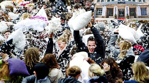 Hier fliegen die Federn: BLU Pillow Fight Day