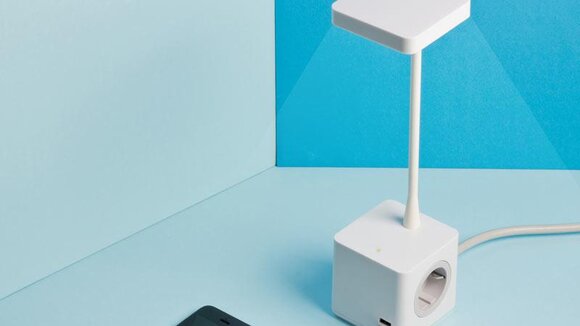 Innovative Tischleuchte Cubert von CBS: Kombination aus Licht und Aufladegerät!