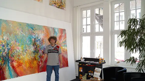 Inspirierender Platz für abstrakte Großformate: Stadt-Atelier eröffnet