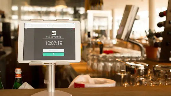 Junge Darmstädter Gründer starten mit Zeiterfassungs-App für Gastronomen durch