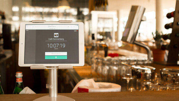 Junge Darmstädter Gründer starten mit Zeiterfassungs-App für Gastronomen durch