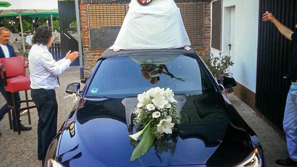 Warum die Braut auf dem Auto tanzt