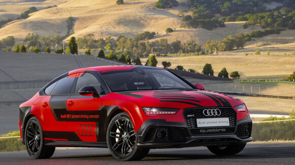 Schneller als ein Sportfahrer: Audi pilotiert auf US-Rennstrecke