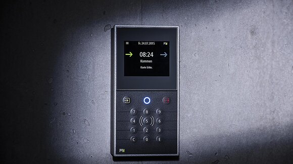 PCS präsentiert neues hybrides Zeiterfassungsterminal INTUS 5200 mit Touch und Tastatur.
