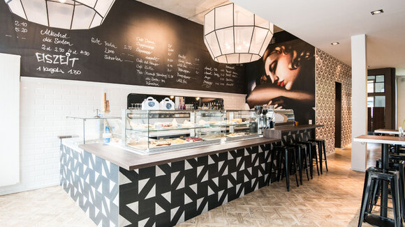 Verliebt in den Tag - Ladenbauer Raumschiff entwickelt und realisiert Café 53 in der Weidenallee in Hamburg Eim