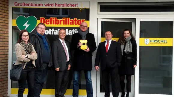 Duisburg wird herzlicher – Sören Link und Volker Haasper weihen Defibrillator-Standort im Süden der Stadt ein