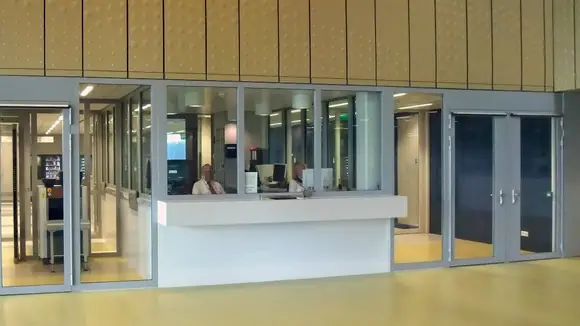 Umfassende Sicherheit mit zertifiziertem Profilsystem – ergänzt um Fenster und Trennwände