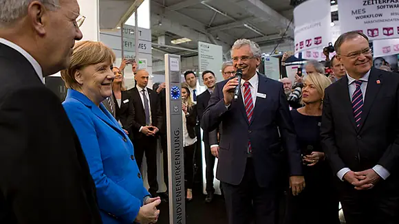 Bundeskanzlerin Angela Merkel besucht PCS Systemtechnik auf der CeBIT 2016.