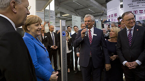 Bundeskanzlerin Angela Merkel besucht PCS Systemtechnik auf der CeBIT 2016.