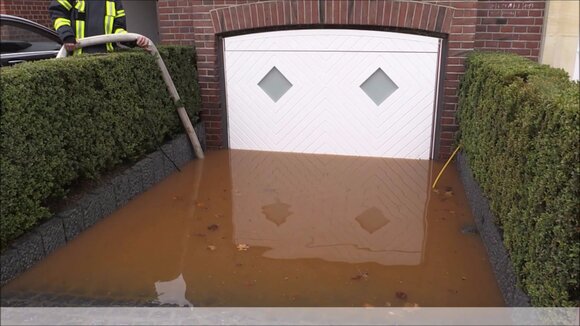 Patentierte Weltneuheit: Das wasserdichte Tor- und Türsystem AquaLOCK