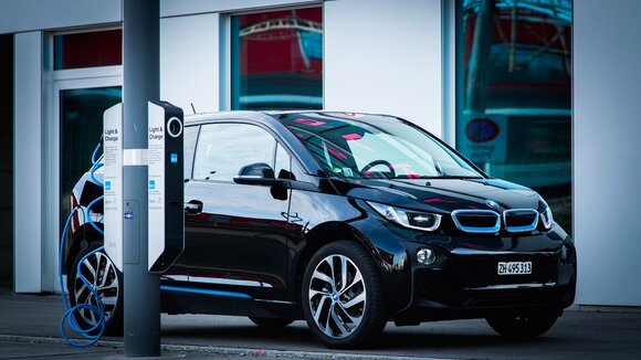 Die erste Schweizer eluminocity Ladestation für Elektroautos in Zürich