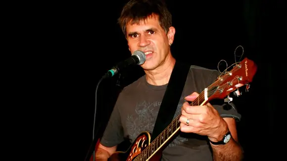 Jo Oliver “Shine On (You)”– Der Sänger & Multi-Instrumentalist komponiert, textet, arrangiert, produziert, singt und spielt alle Instrumente