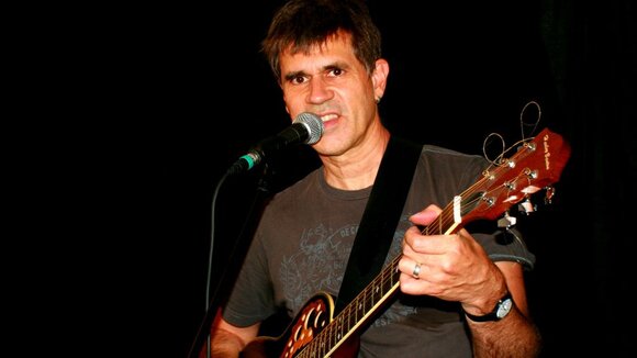 Jo Oliver “Shine On (You)”– Der Sänger & Multi-Instrumentalist komponiert, textet, arrangiert, produziert, singt und spielt alle Instrumente