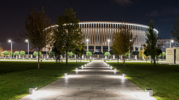 Fußballstadion Krasnodar und Parkgelände im Lichterglanz