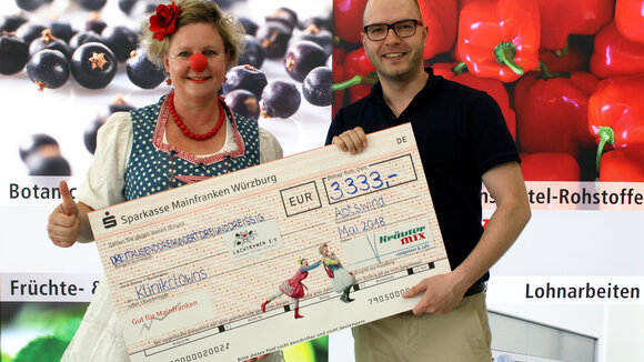 Kräuter Mix spendet 3333 Euro an die Klinikclowns