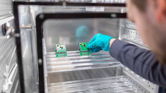 TechnoLab mit FTIR-Spektroskopie und Hochleistungs-Mikroskopen kleinsten Defekten in der Mikroelektronik auf der Spur