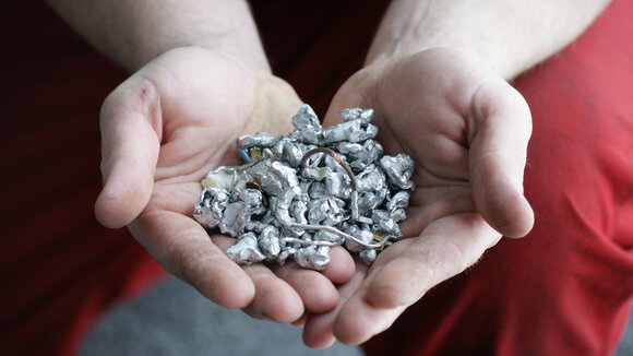 Kompakt und sicher: Hammermühle verkugelt Buntmetalle zuverlässig auch bei engen Platzverhältnissen