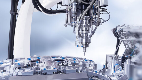 RAMPF entwickelt voll automatisierte Klebeanlage für Kfz-Außenteile