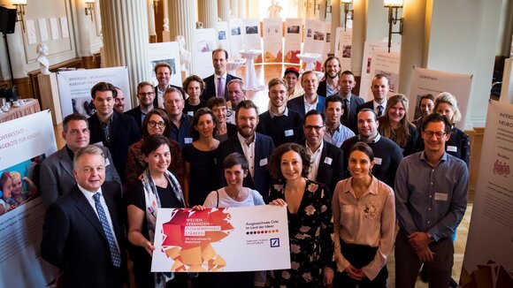 Berlins Bürgermeisterin empfängt Nummer50.de - die Internetplattform Plus WG, Senioren WG als „Ausgezeichneter Ort“ 2018