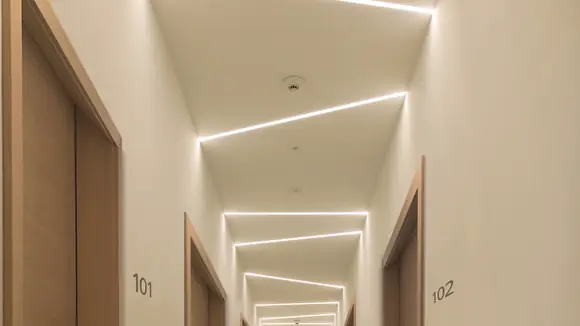Wirkungsvolle Lichtgestaltung von Hotelfluren