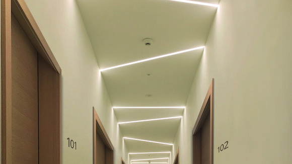 Wirkungsvolle Lichtgestaltung von Hotelfluren