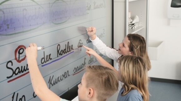 Lernerfolg durch interaktiven Unterricht: Digitale Boards vernetzen Schüler und Lehrer