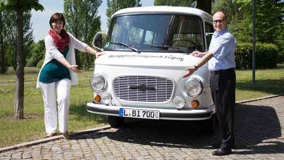 Berufliche Rehabilitation – Vorort-Beratung am weißen BARKAS in Chemnitz