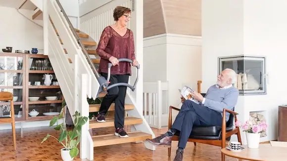 Die innovative Treppensteighilfe ASSISTEP gewinnt den diesjährigen SilverEco International Ageing Well Award als «Beste Lösung»