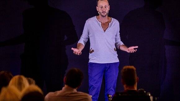 Sebastian Eisenbürger spricht über den Unsinn von Marketing und holt damit den internationalen Speaker Excellence Award und Weltrekord