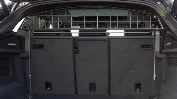 Premium-Fahrzeuge verdienen Premium-Zubehör. Der Travall® Guard für den Audi Q8 ist da.