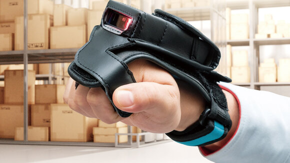 Schlauer Handschuh für mehr Effizienz: DENSO WAVE EUROPE launcht robusten SF1 Wearable