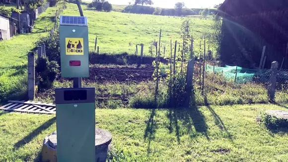 Autarke Stromversorgung mit Füllstandsanzeige und Datenübertragung per LoRa für Hundetoilette