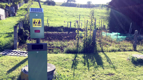 Autarke Stromversorgung mit Füllstandsanzeige und Datenübertragung per LoRa für Hundetoilette