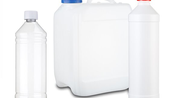 Sicher gelagert und transportiert: Gefahrgutverpackungen aus Kunststoff mit UN-Zulassung