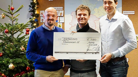 Ein Lächeln ins Gesicht zaubern: Saxess AG spendet 1000€ an den Clownsnasen e.V.