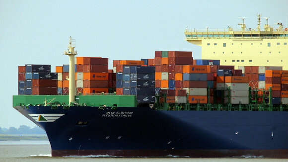 Containerschiffe fahren deutlich langsamer
