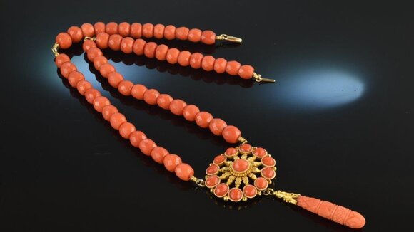 Belebende Schmuckstücke aus Koralle – Die Halsbandaffaire zeigt ihre Sommertrends 2020