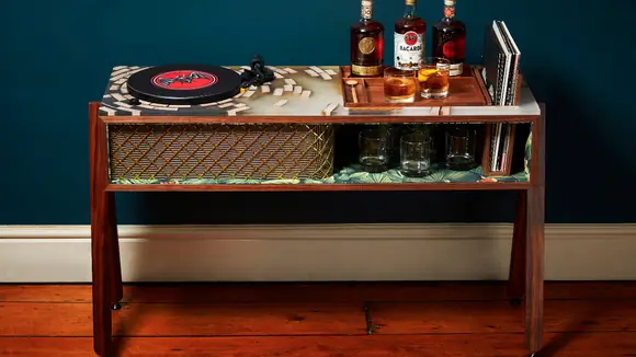 Rhythmisch-heiße Weihnachten mit BACARDÍ und der limitierten ,,Vinyl Bar Konsole‘‘