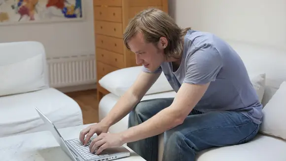 Fehlhaltungen im Homeoffice: Beschwerden durch psychosomatische Symptome nehmen zu