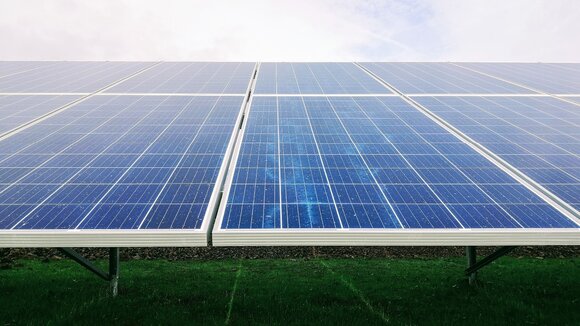 Zusammenarbeit von Innovestment und Rinovasol: Durch Sanierung und Recycling von Solarmodulen die Energiewende vorantreiben