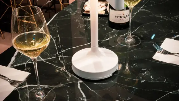 ErreXZero: eine Tischlampe zur Entkeimung von Oberflächen und Luft