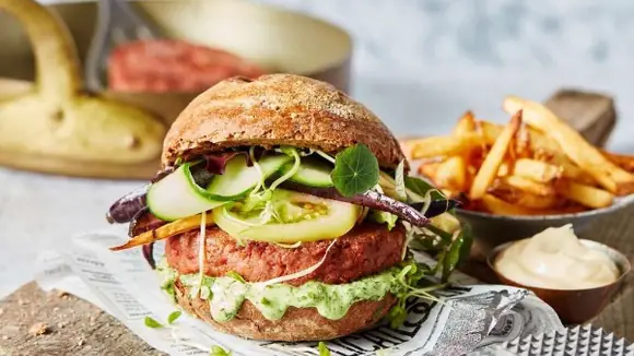 The Vegetarian Butcher mischt den Burgermarkt auf: Launch des veganen Raw NoBeef Burgers