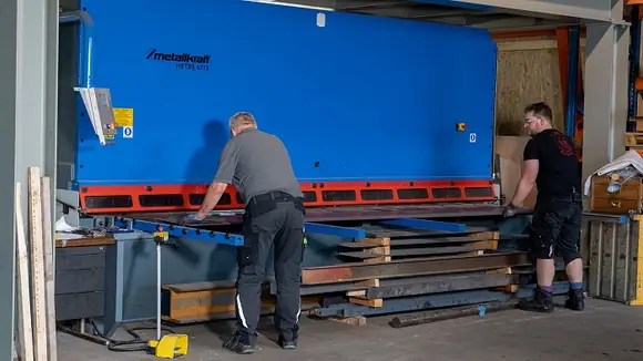 Metallkraft Tafelschere bringt Leben in historischen Lokschuppen