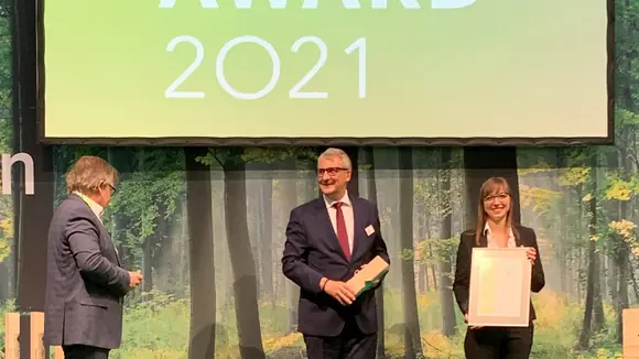MOCOPINUS zum dritten Mal mit dem Woody Award ausgezeichnet: Expertenjury prämiert schwer entflammbare Vollholzprofile PROTECO25