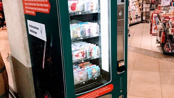 Charity-Weihnachtskarten direkt aus dem Automaten in den Schönhauser Allee Arcaden
