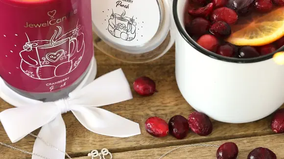 Fest der Sinne bei Juwelkerze: der Schmuck funkelt im Inneren und es duftet nach Lebkuchen, Bratapfel sowie Tannenbaum