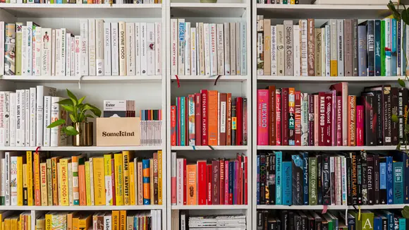 Bücherregal