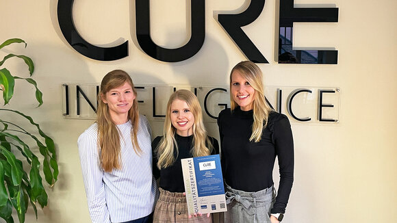 Mitarbeiterinnen aus dem CURE Intelligence Marketing Team freuen sich über den Erhalt des Social Media-Qualitätszertifikats des BVDW (v.l.n.r. Karolin Anders, Julia Göbel, Marisa Fassbender).